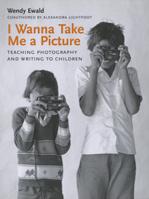Book cover of I Wanna Take Me a Picture, showing two children holding up cameras.